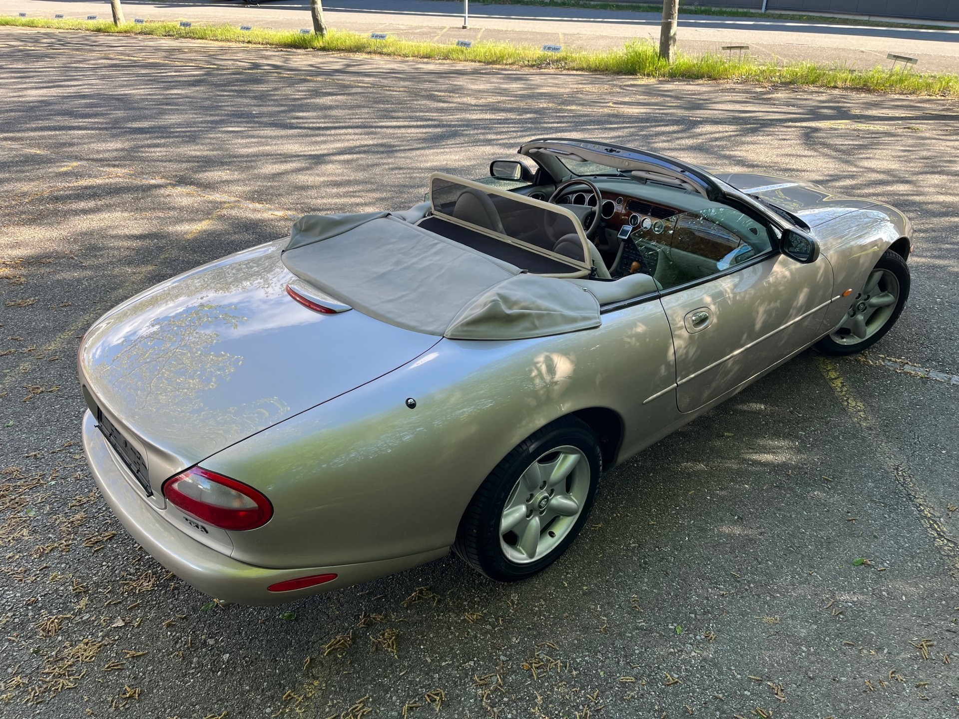 JAGUAR XK8 Convertible-image-4