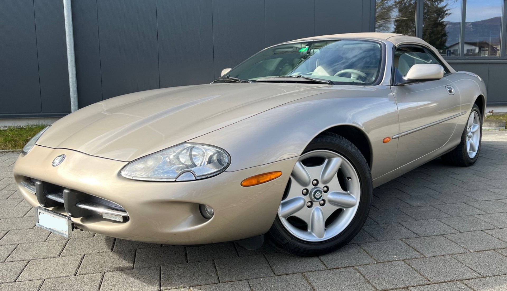 JAGUAR XK8 Convertible-image-2