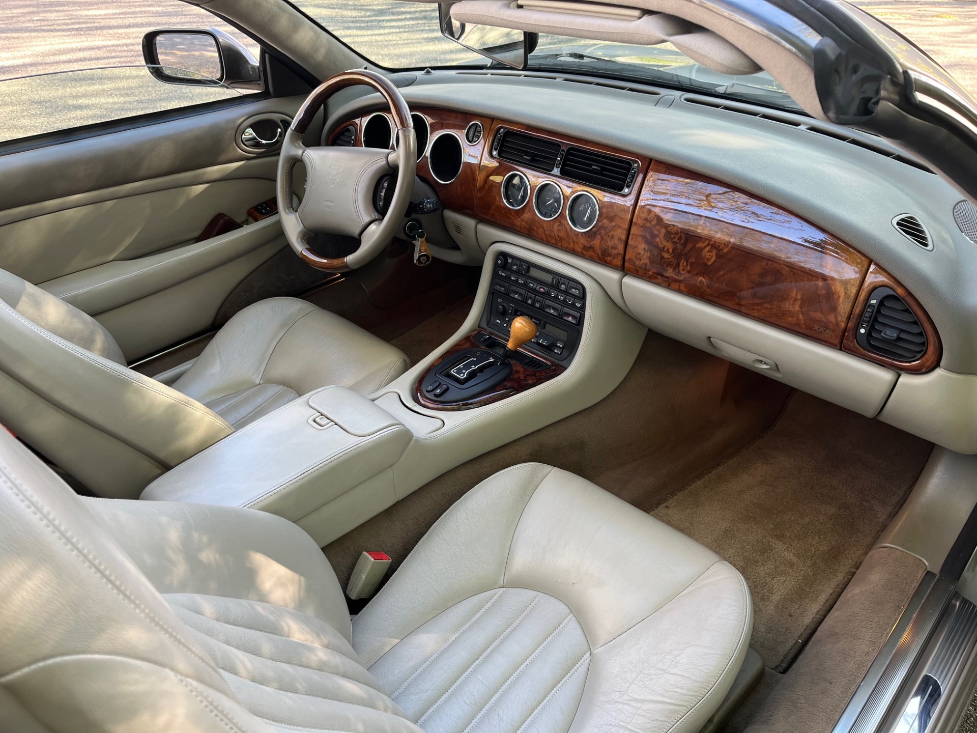 JAGUAR XK8 Convertible-image-6