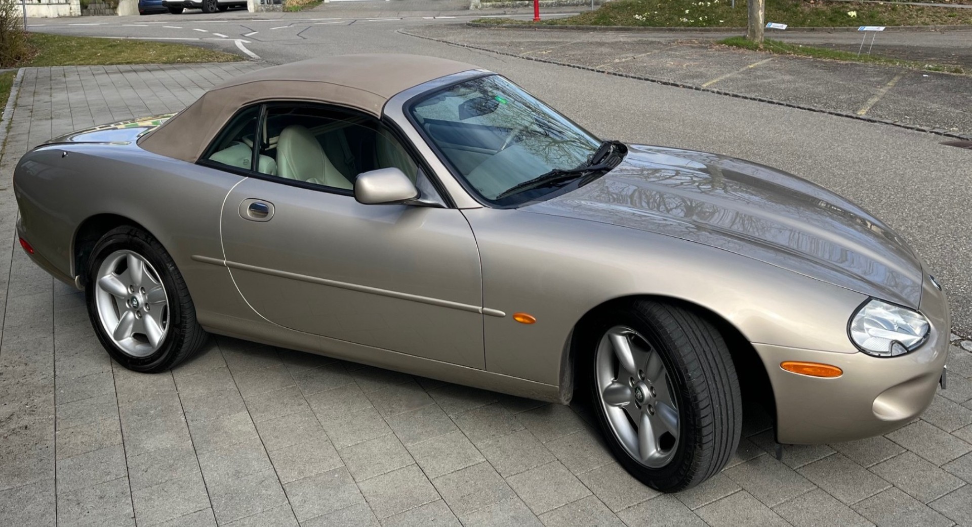 JAGUAR XK8 Convertible-image-8