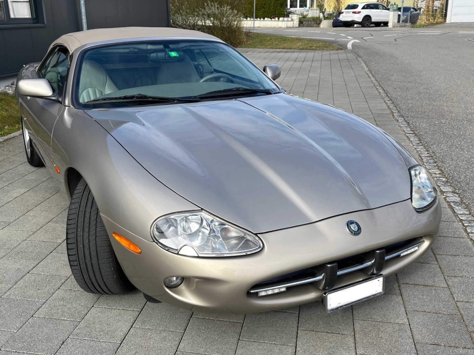 JAGUAR XK8 Convertible-image-7