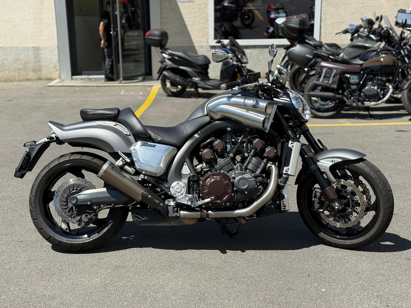 YAMAHA V-MAX-showroom-element-3
