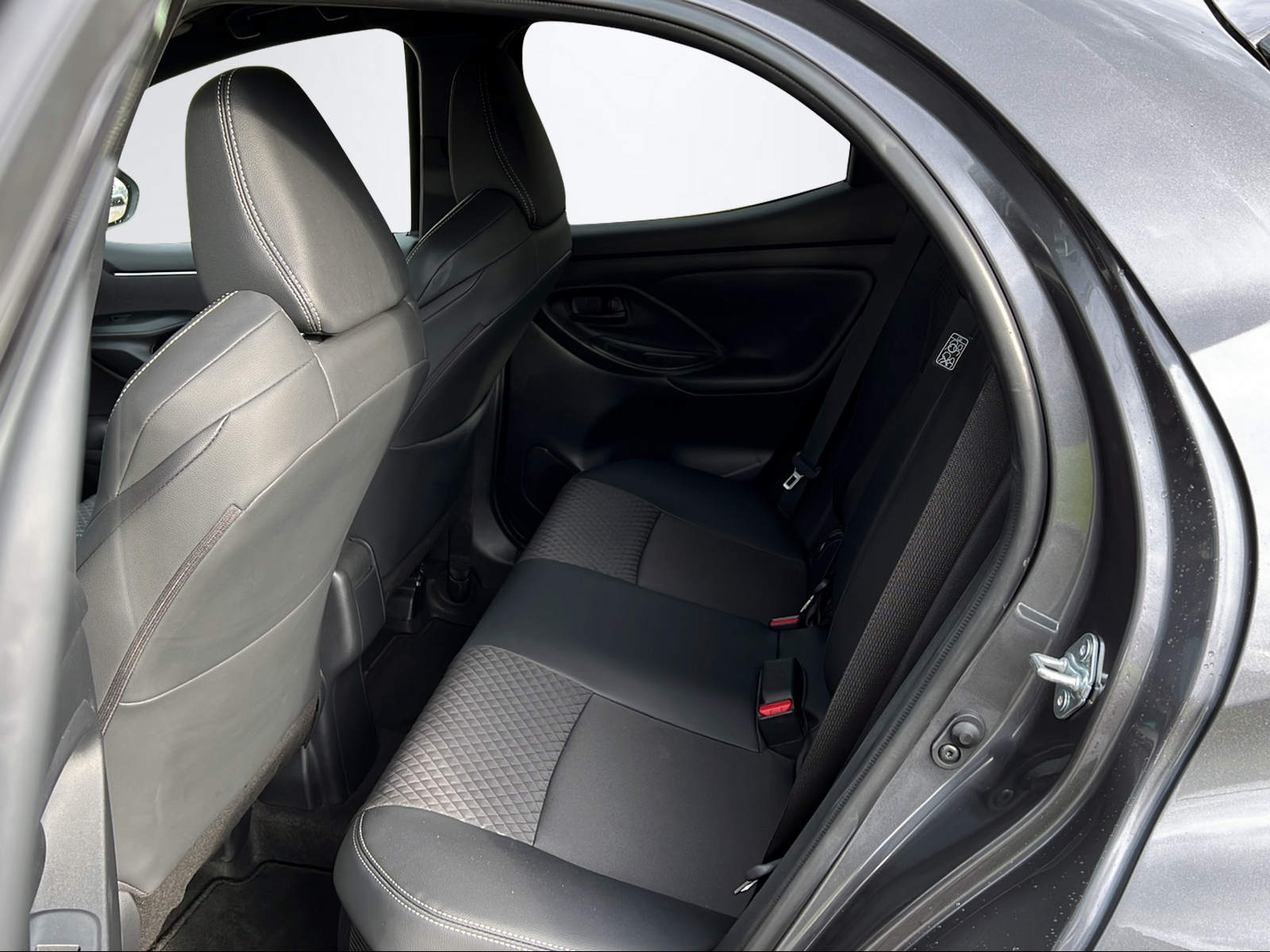 TOYOTA Yaris 1.5 VVT-i HSD Premium-image-10