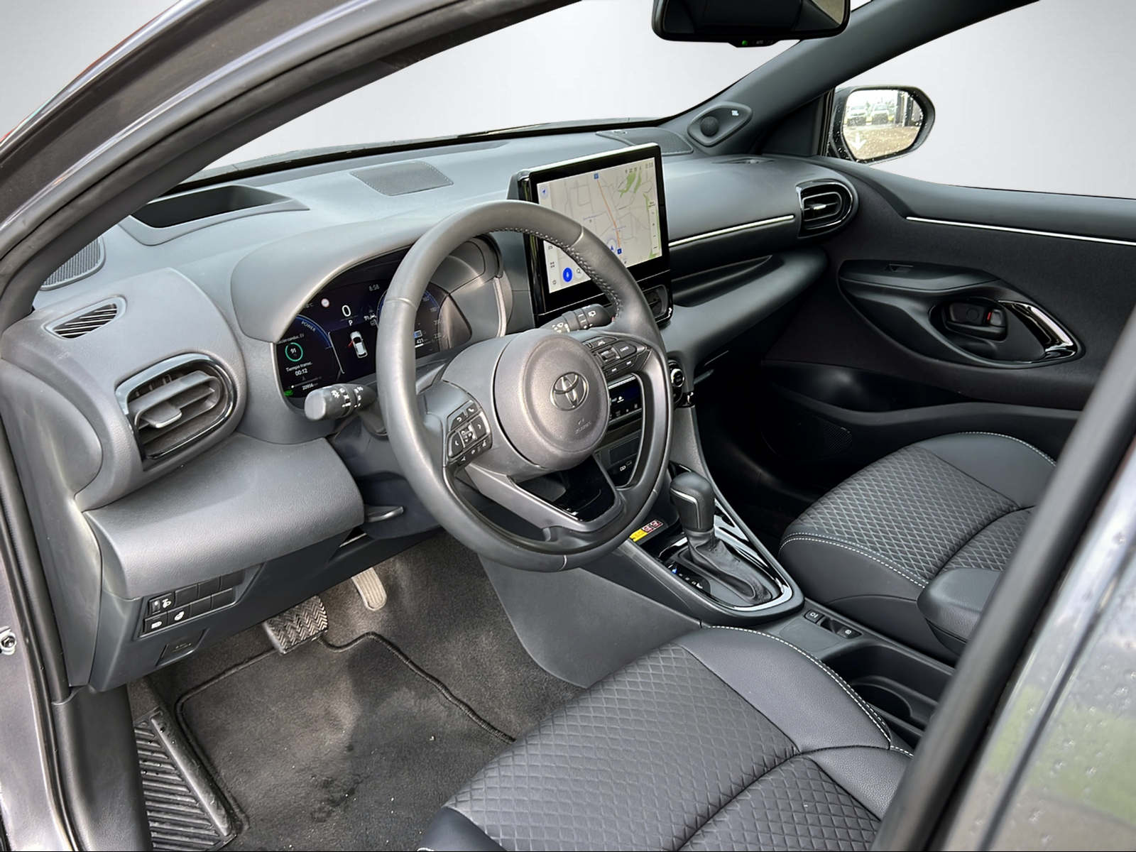 TOYOTA Yaris 1.5 VVT-i HSD Premium-image-13