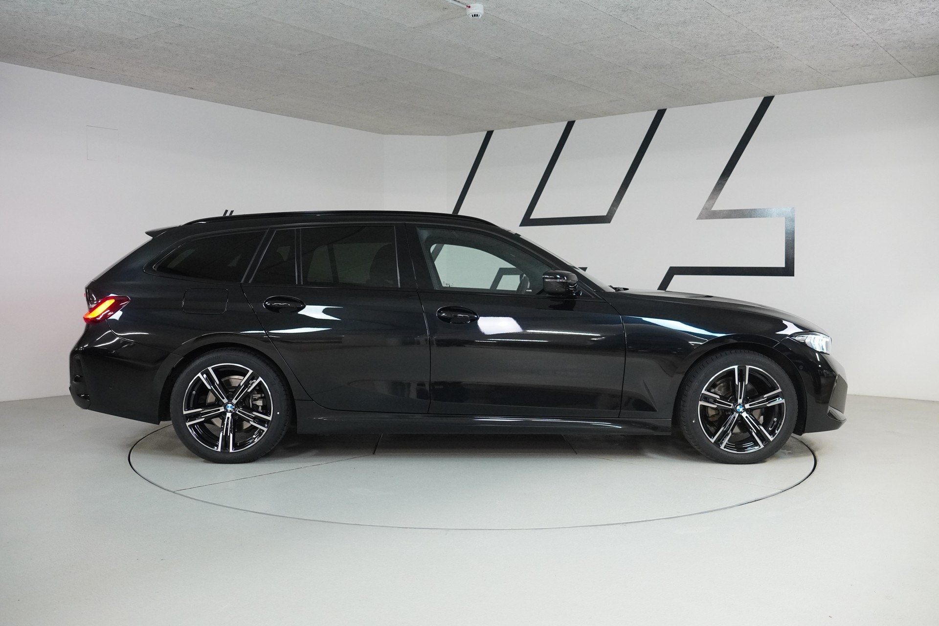 BMW 320d xDrive 48V Touring Steptronic M Sport-image-7