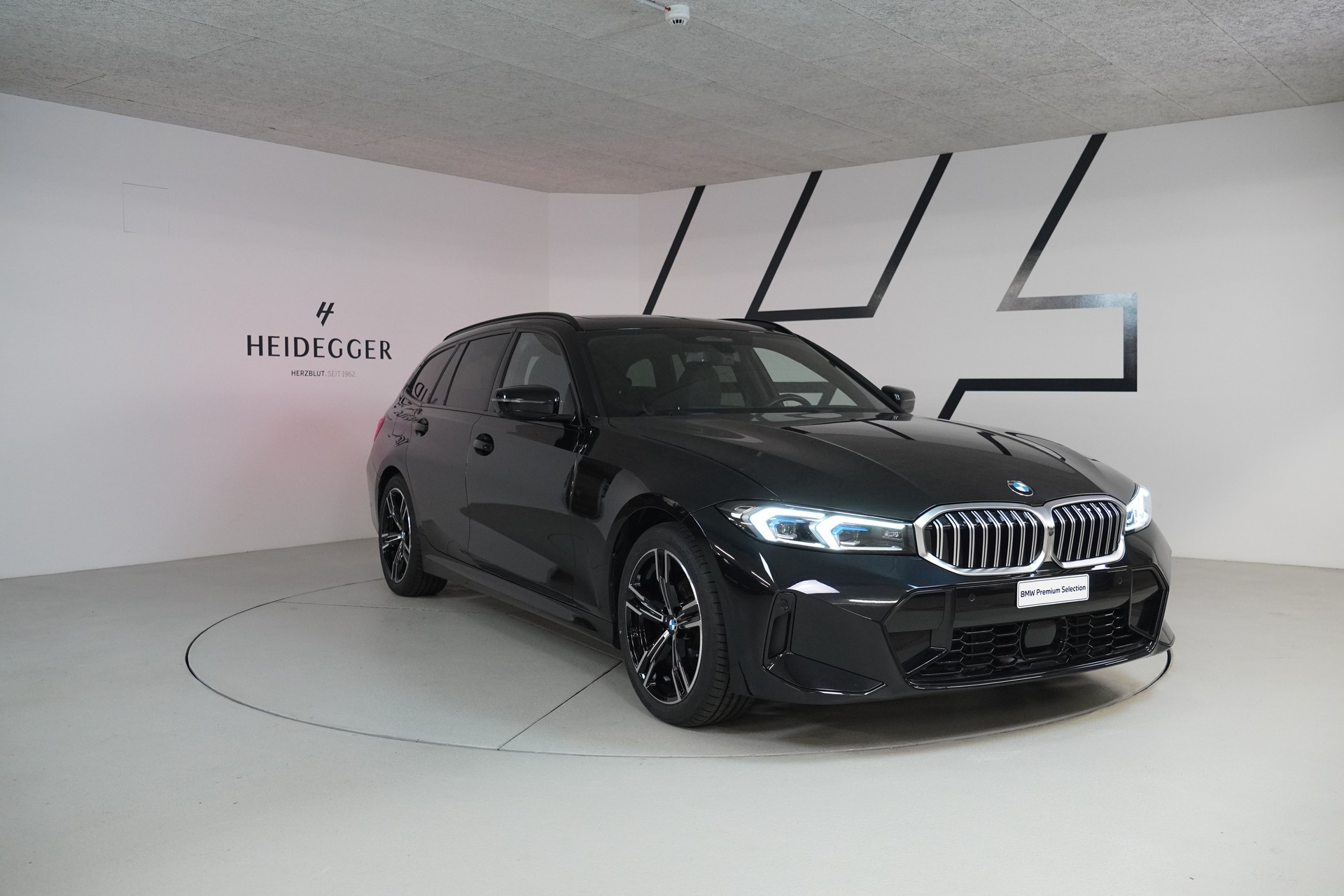 BMW 320d xDrive 48V Touring Steptronic M Sport-image-2