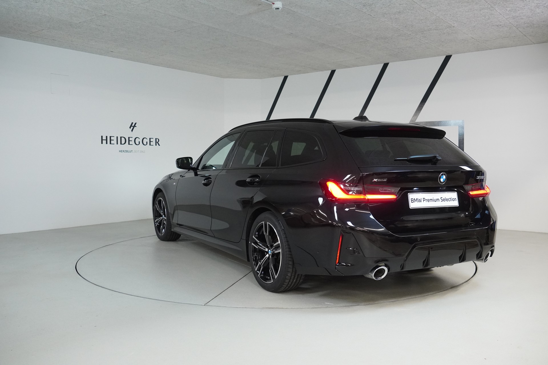 BMW 320d xDrive 48V Touring Steptronic M Sport-image-4