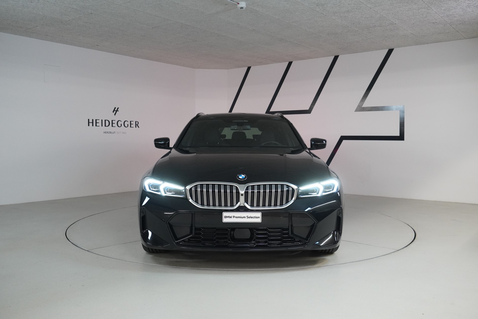 BMW 320d xDrive 48V Touring Steptronic M Sport-image-1