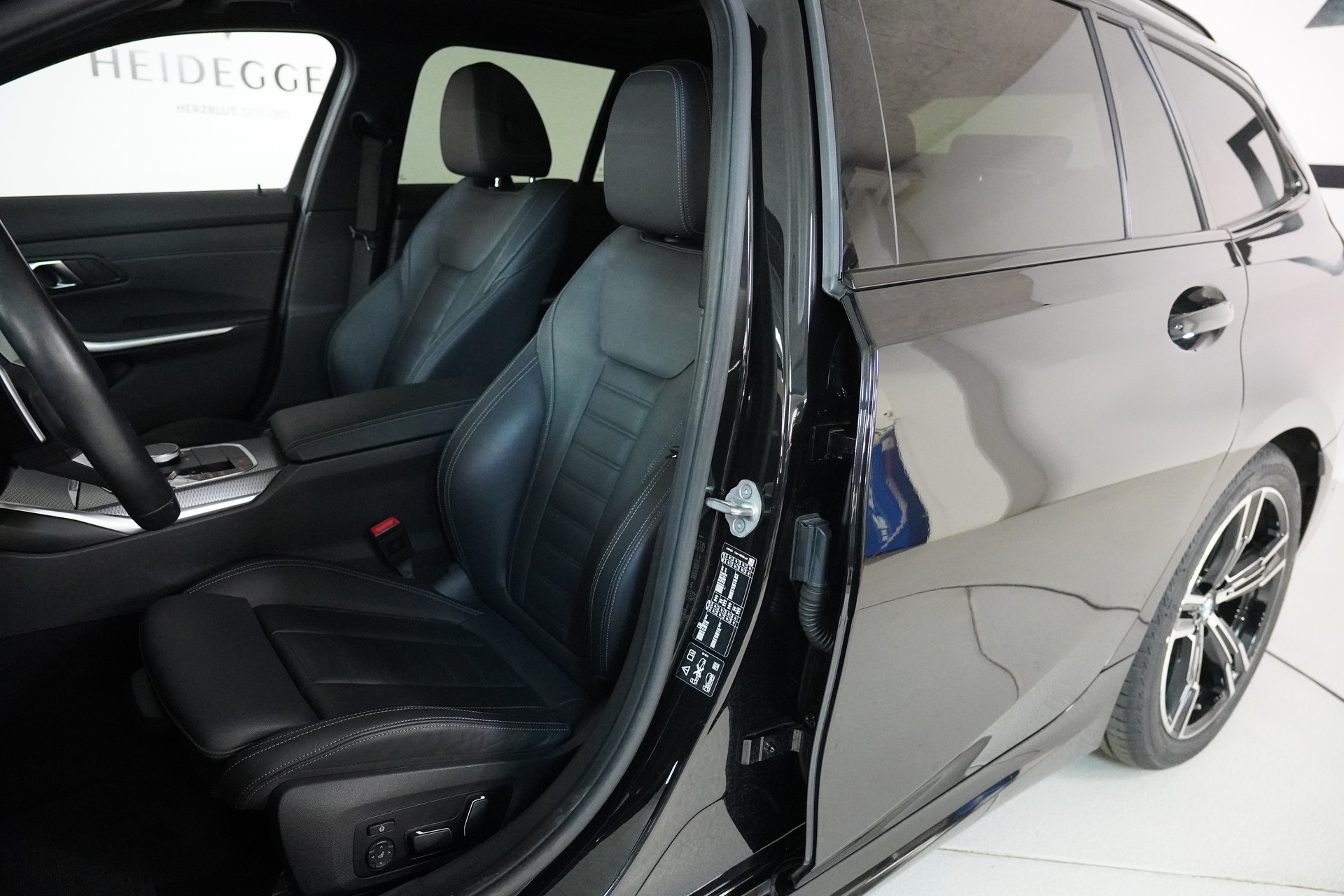 BMW 320d xDrive 48V Touring Steptronic M Sport-image-11