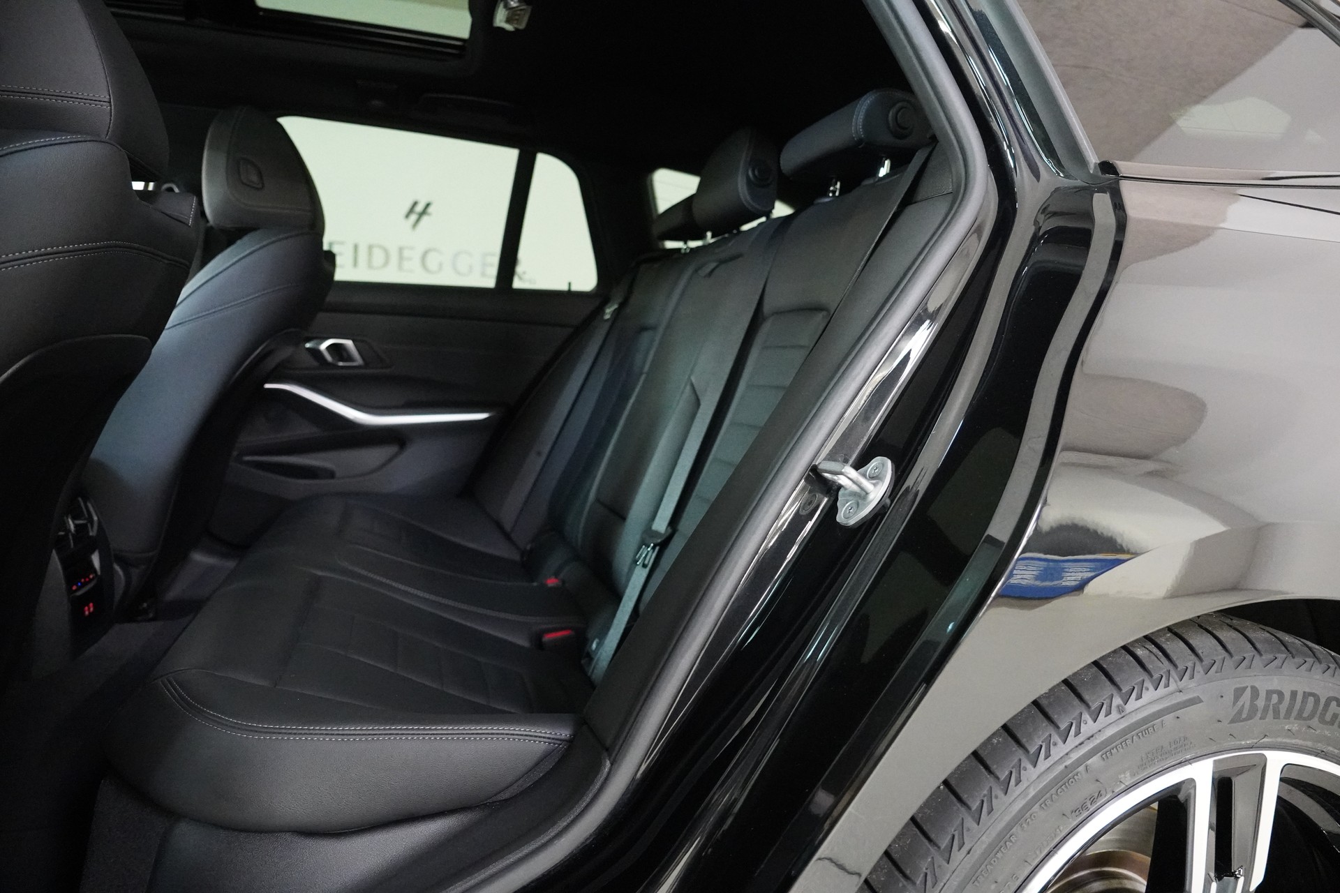 BMW 320d xDrive 48V Touring Steptronic M Sport-image-12