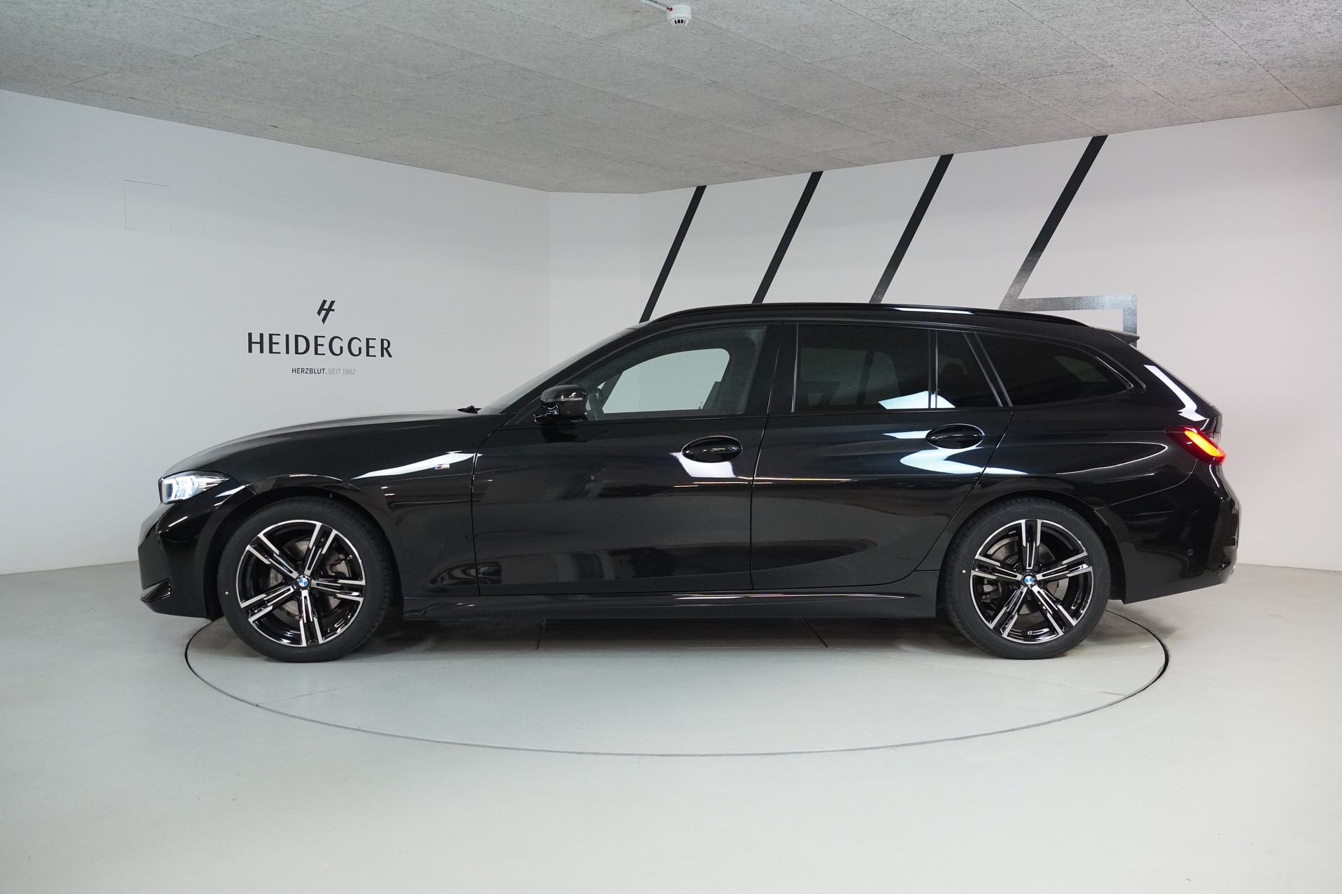 BMW 320d xDrive 48V Touring Steptronic M Sport-image-3