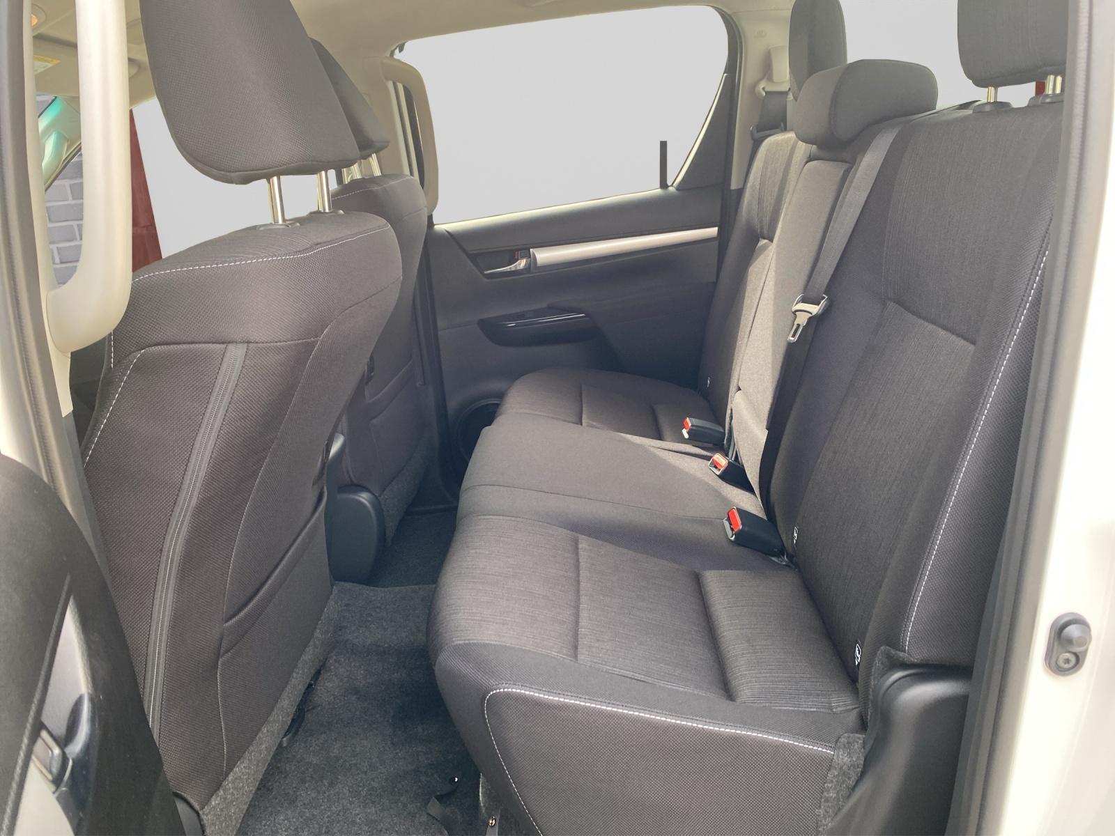 TOYOTA Hilux Double Cab.-Pick-up 2.4 D-4D 150 Style-image-8