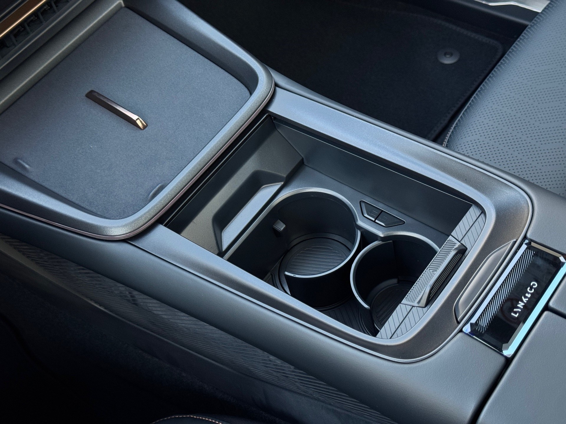 LYNK & CO 08 1.5 PHEV More-image-16