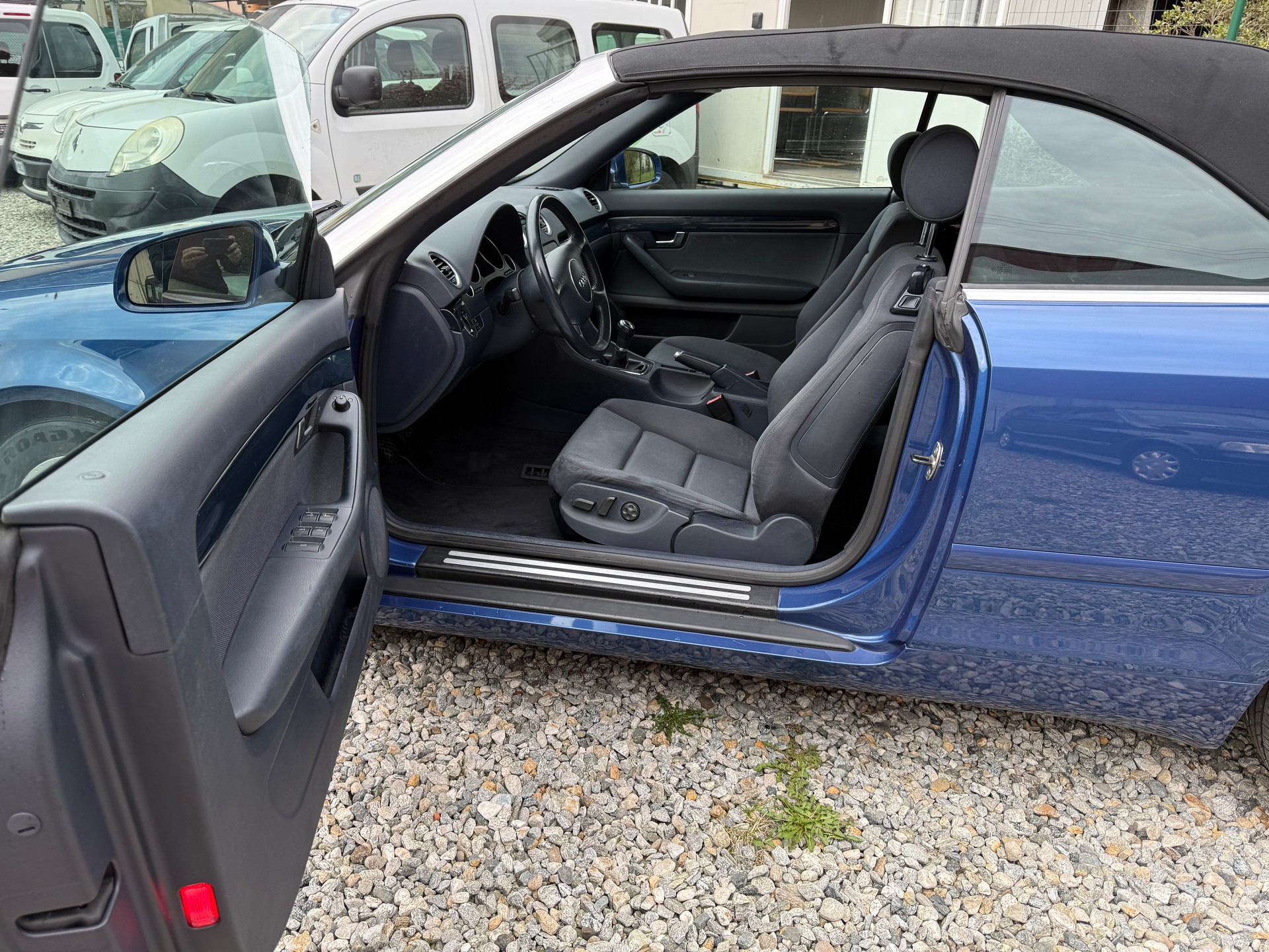 AUDI A4 Cabriolet 2.4 V6-image-8