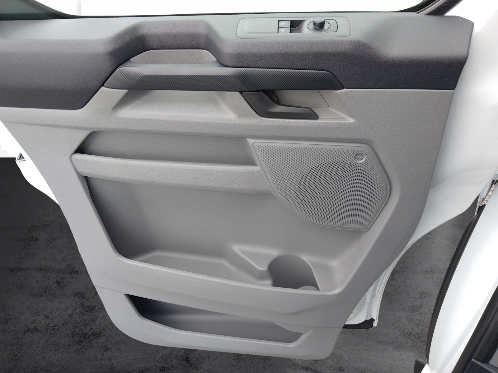 FORD Transit Custom Van 320 L1 2.5 Duratec 233 Trend PHEV-image-11