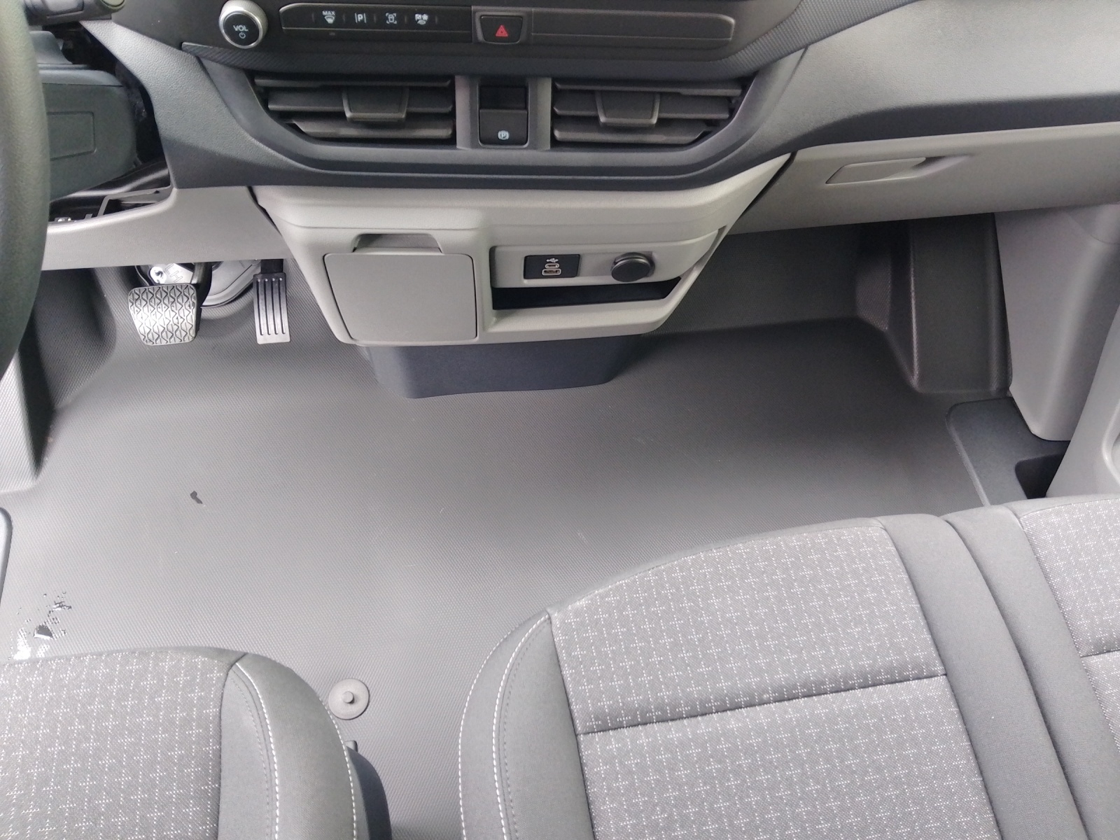 FORD Transit Custom Van 320 L1 2.5 Duratec 233 Trend PHEV-image-10