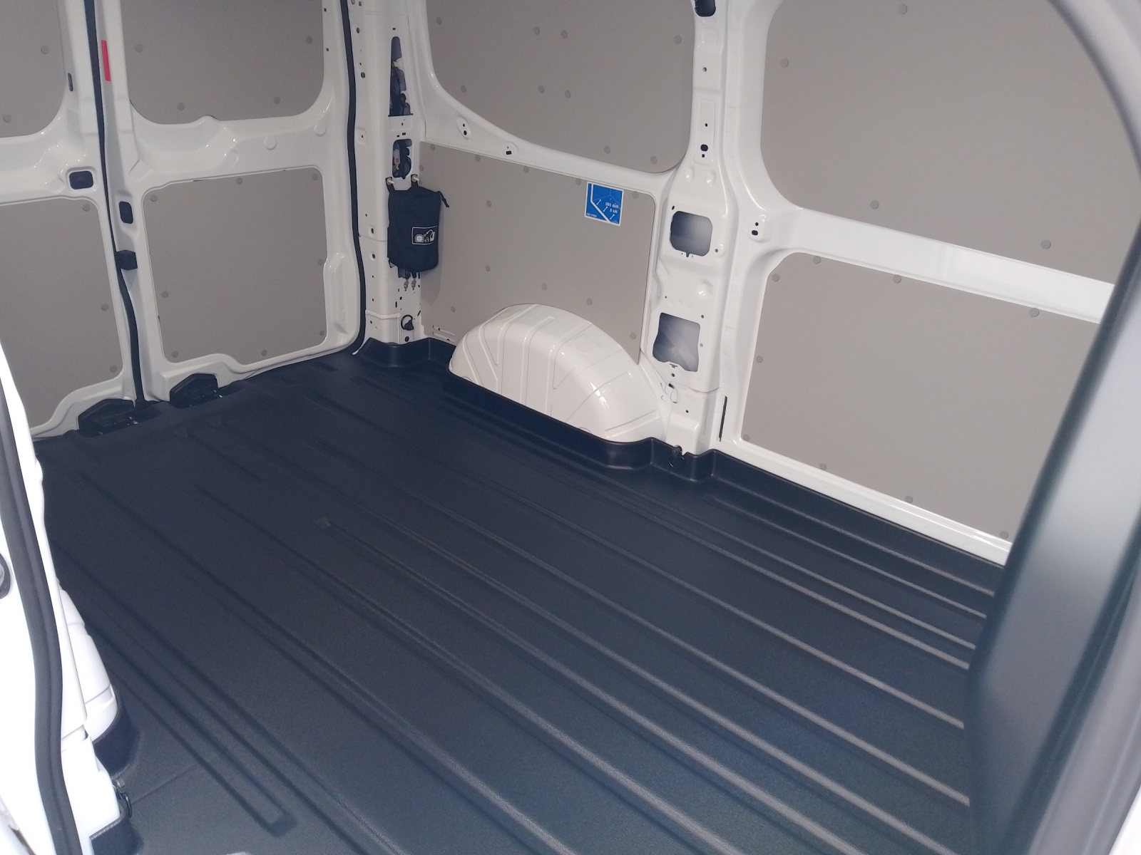 FORD Transit Custom Van 320 L1 2.5 Duratec 233 Trend PHEV-image-12