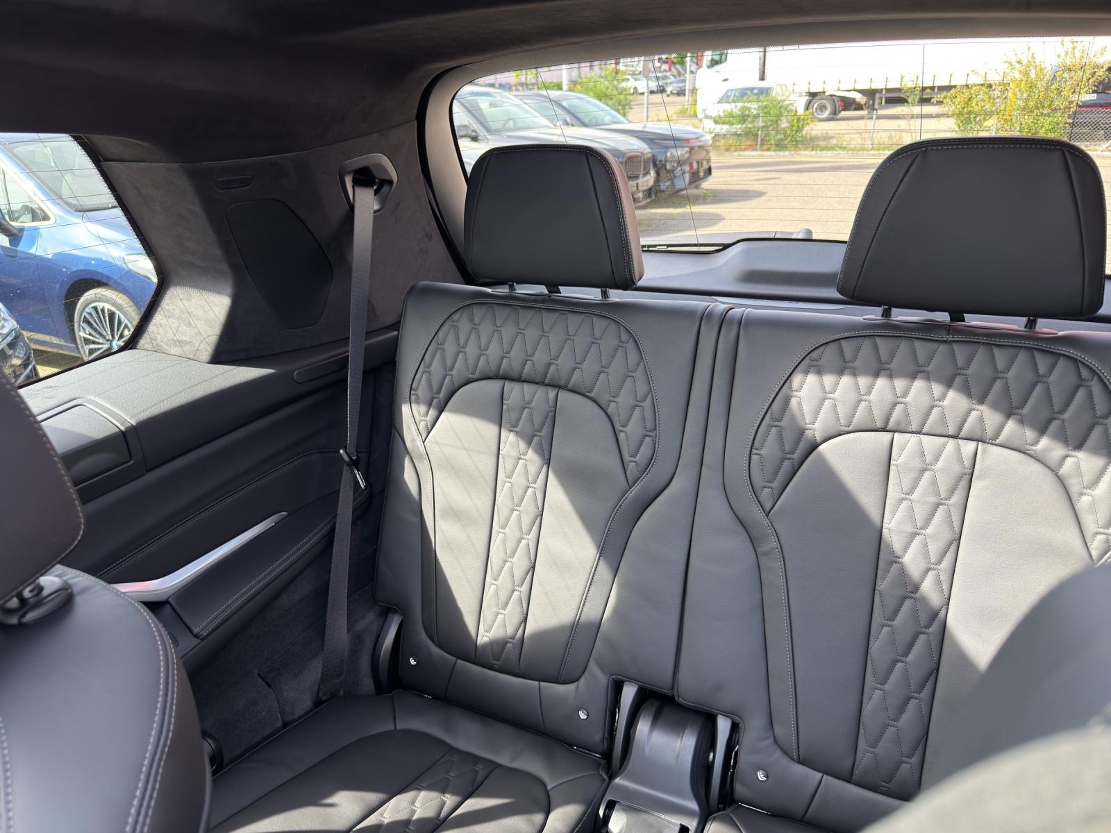 BMW X7 xDrive40i-image-16