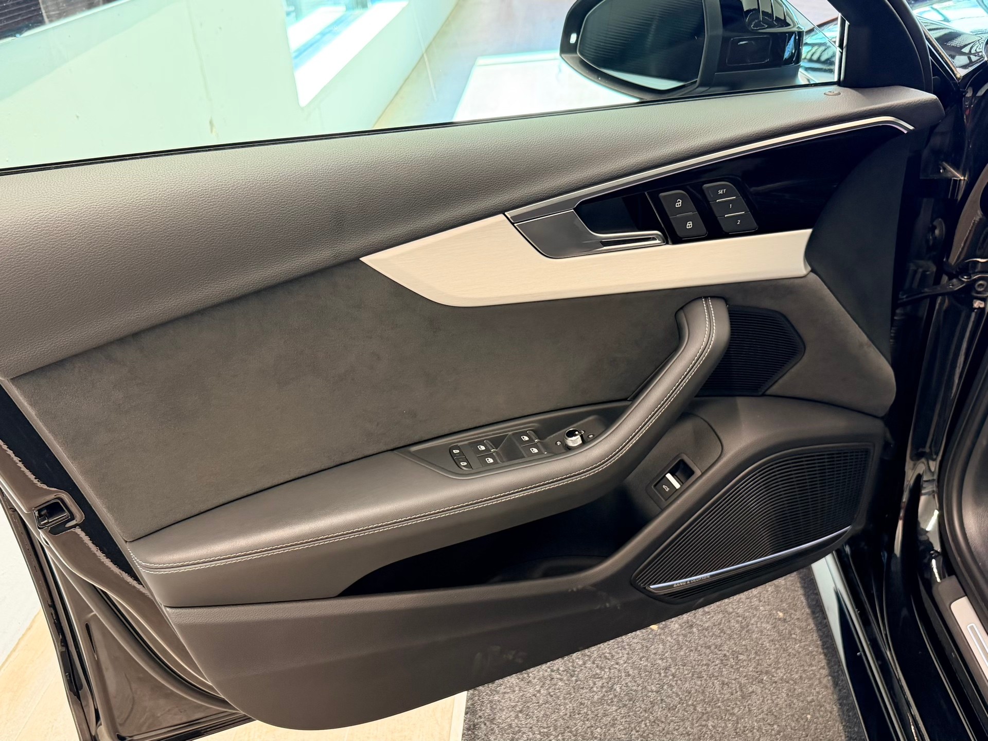 AUDI RS4 Avant quattro tiptronic-image-11