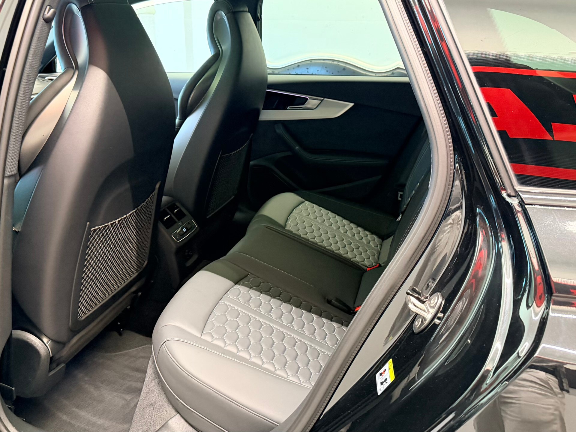 AUDI RS4 Avant quattro tiptronic-image-16