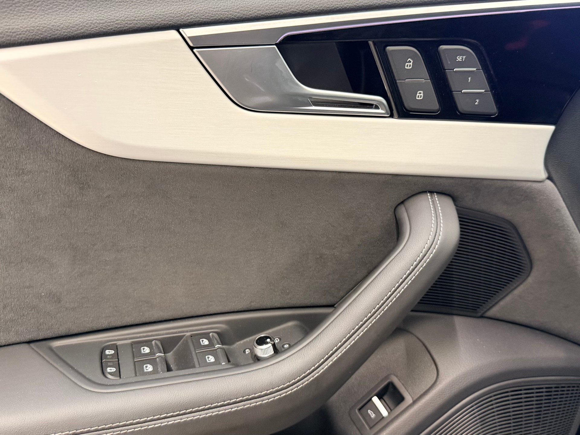AUDI RS4 Avant quattro tiptronic-image-12