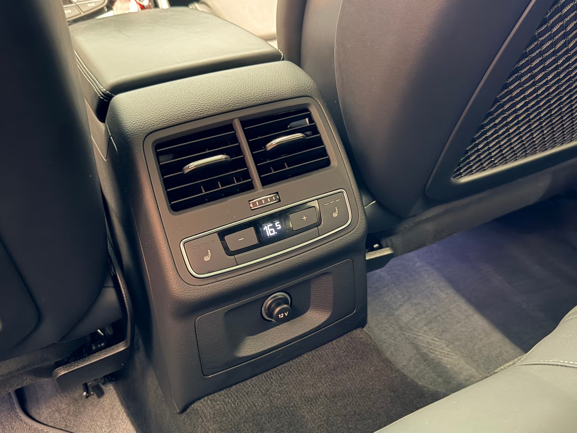 AUDI RS4 Avant quattro tiptronic-image-18