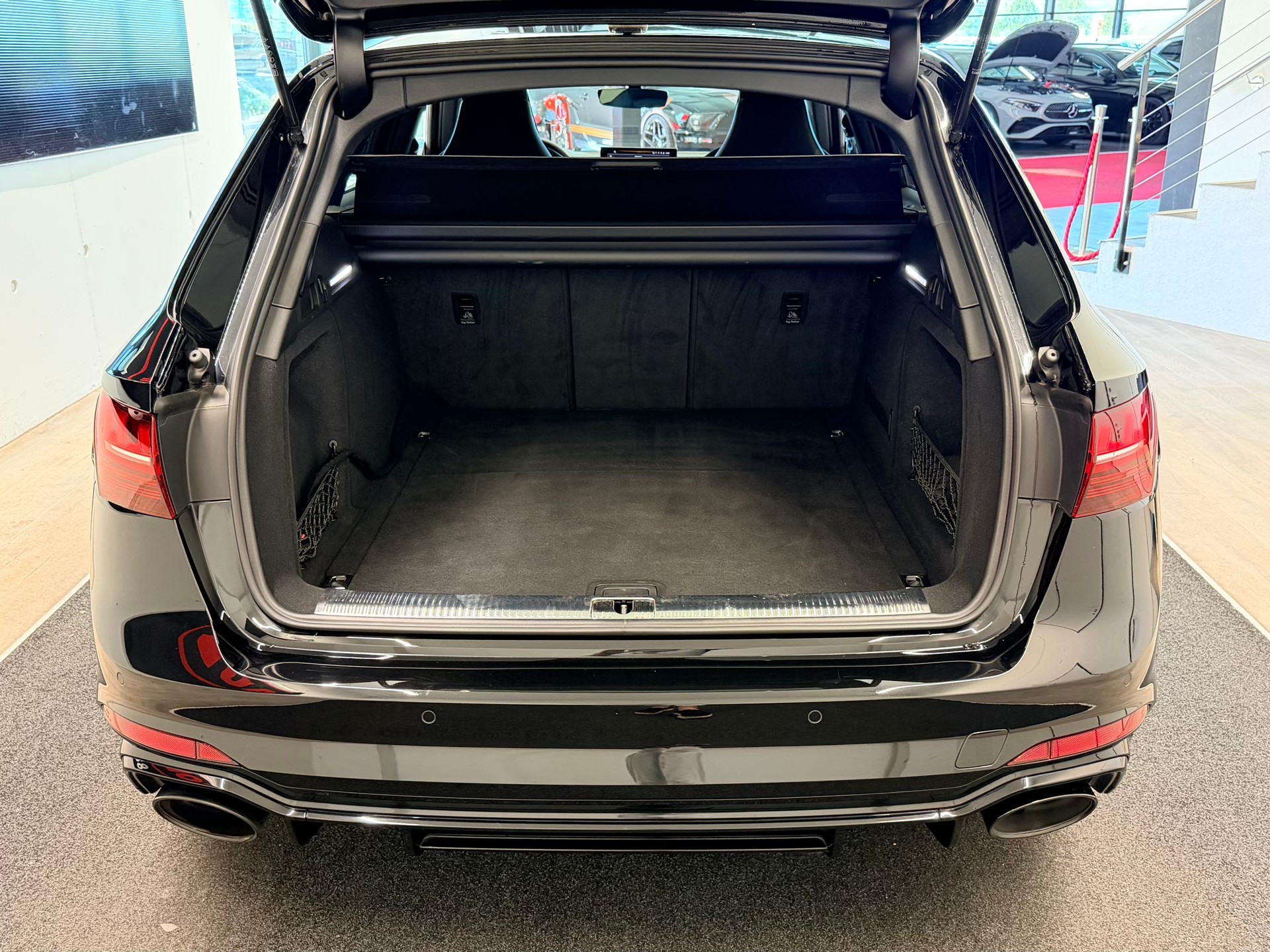 AUDI RS4 Avant quattro tiptronic-image-9