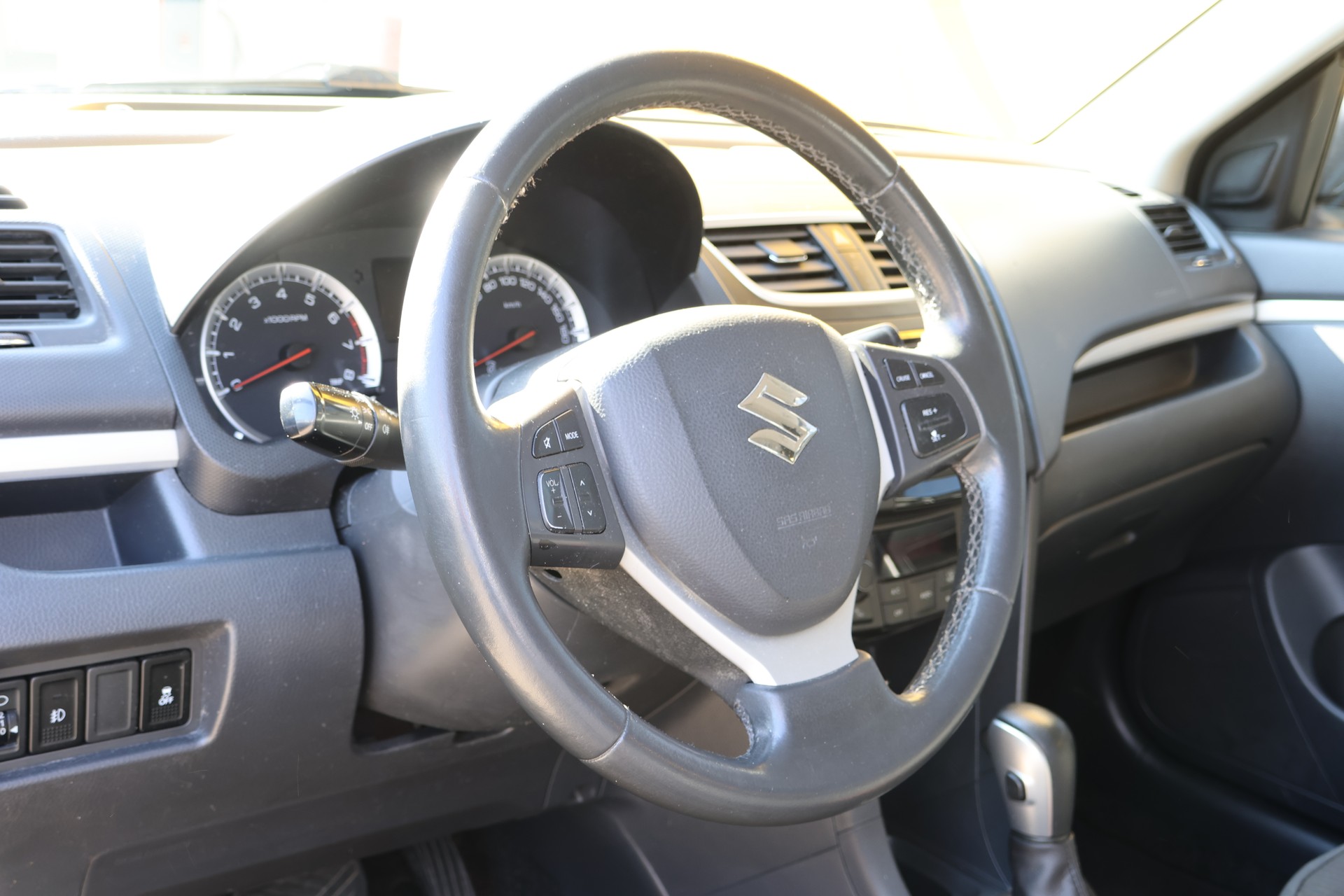 SUZUKI Swift 1.2i GL Top Automatic-image-4