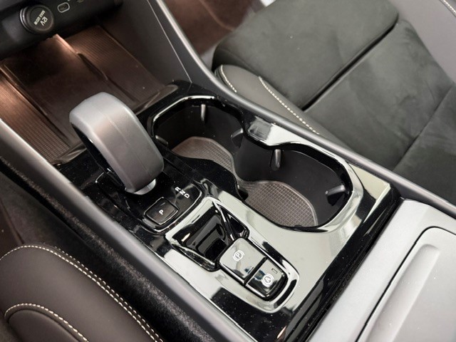 VOLVO XC40 2.0 B4 MH Black Edition-image-6