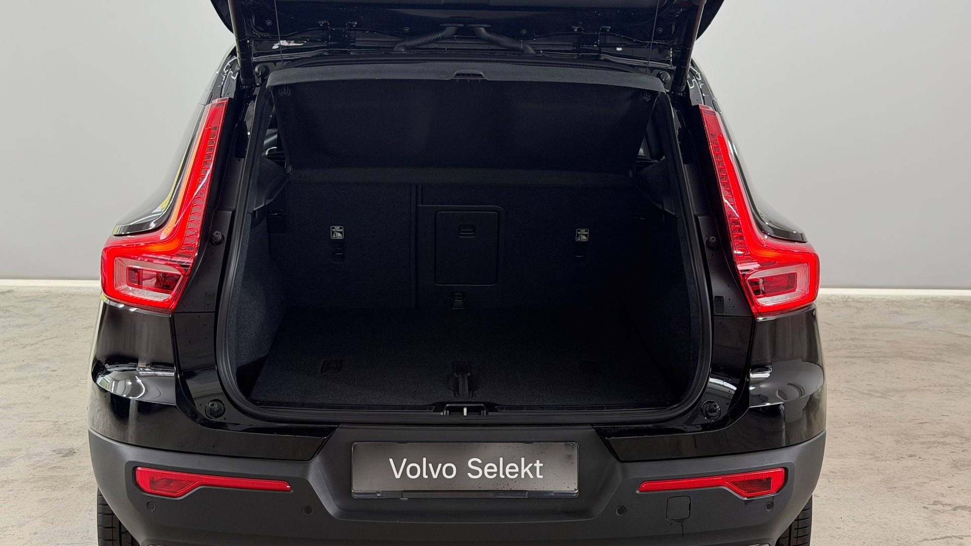 VOLVO XC40 2.0 B4 MH Black Edition-image-11