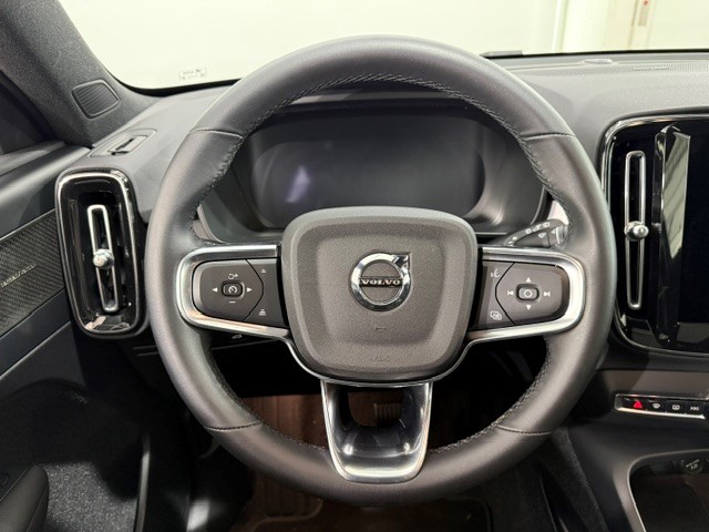 VOLVO XC40 2.0 B4 MH Black Edition-image-11