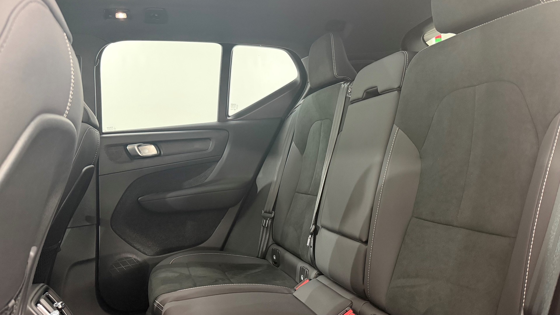 VOLVO XC40 2.0 B4 MH Black Edition-image-6