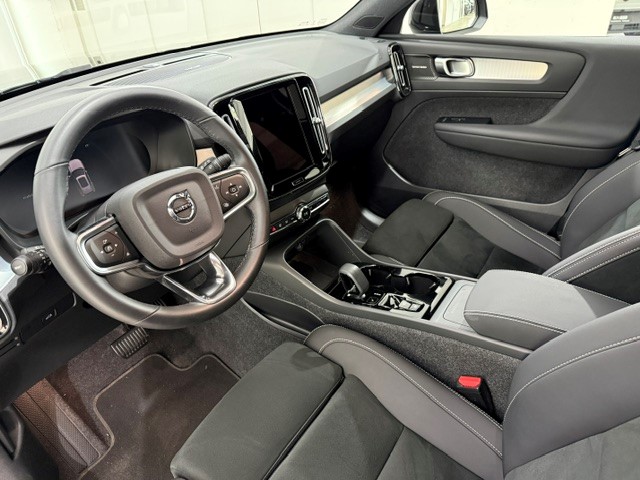 VOLVO XC40 2.0 B4 MH Black Edition-image-3