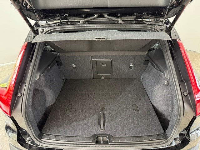 VOLVO XC40 2.0 B4 MH Black Edition-image-12