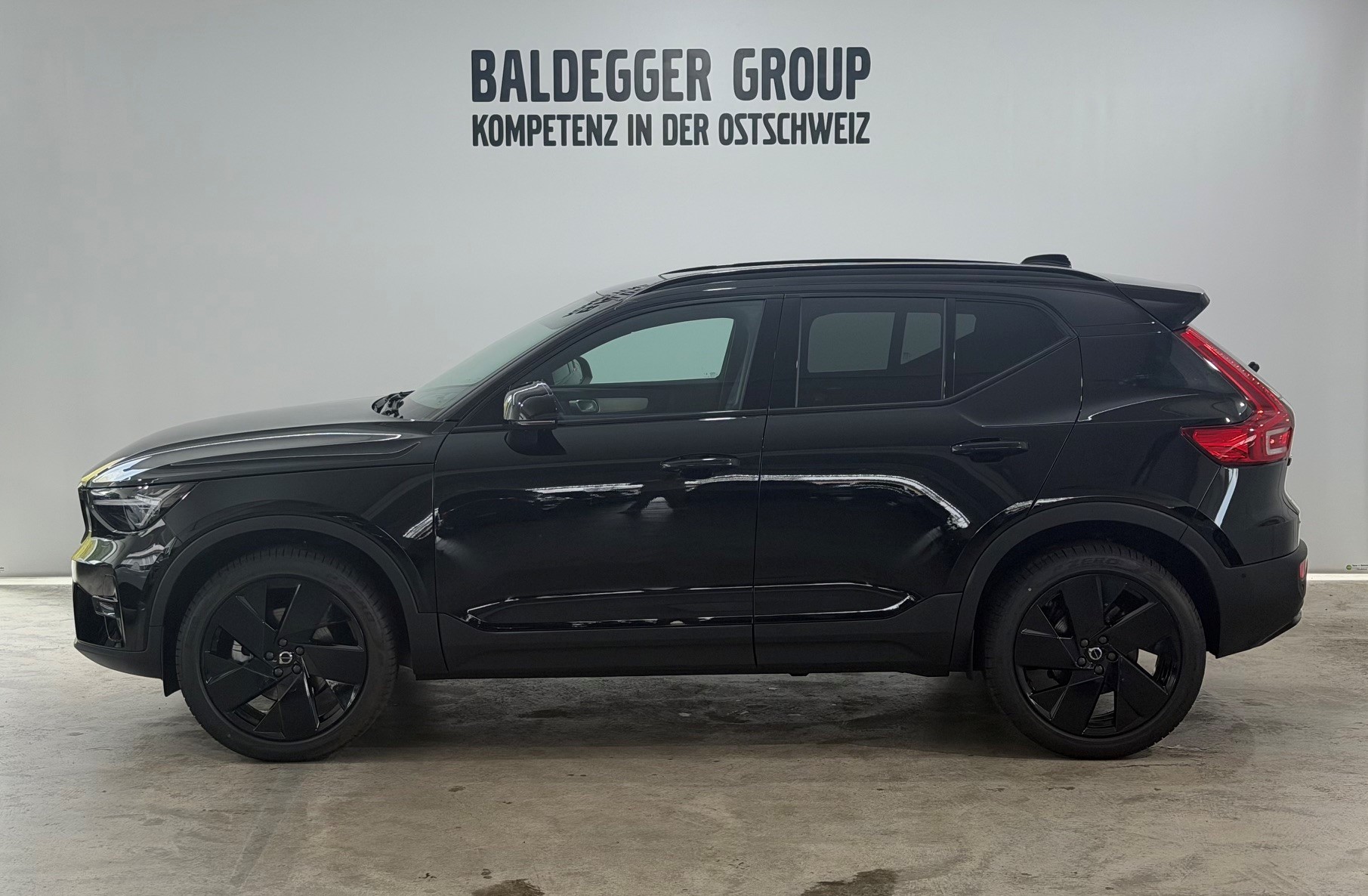 VOLVO XC40 2.0 B4 MH Black Edition-image-2