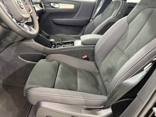 VOLVO XC40 2.0 B4 MH Black Edition-image-4
