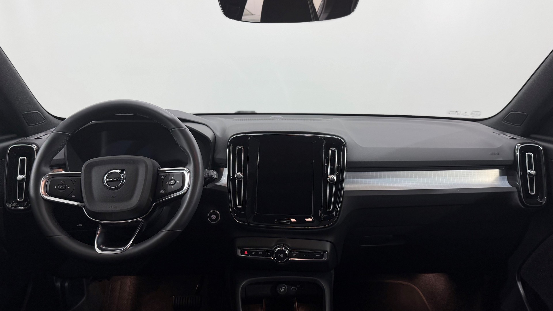 VOLVO XC40 2.0 B4 MH Black Edition-image-5