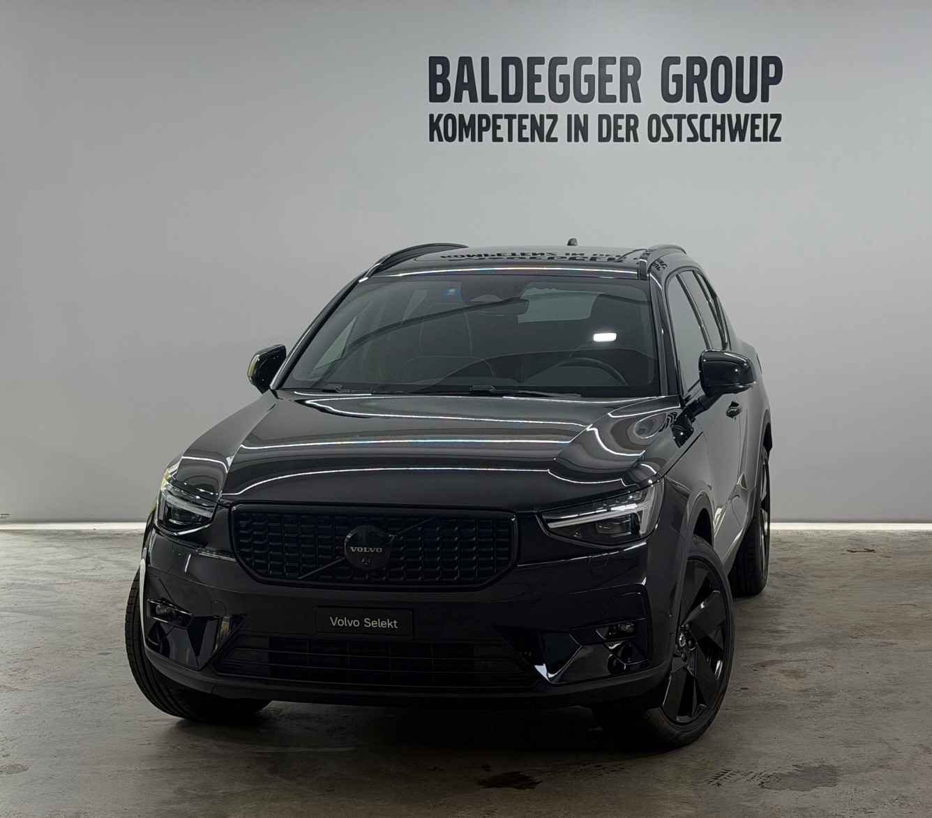 VOLVO XC40 2.0 B4 MH Black Edition-image-0