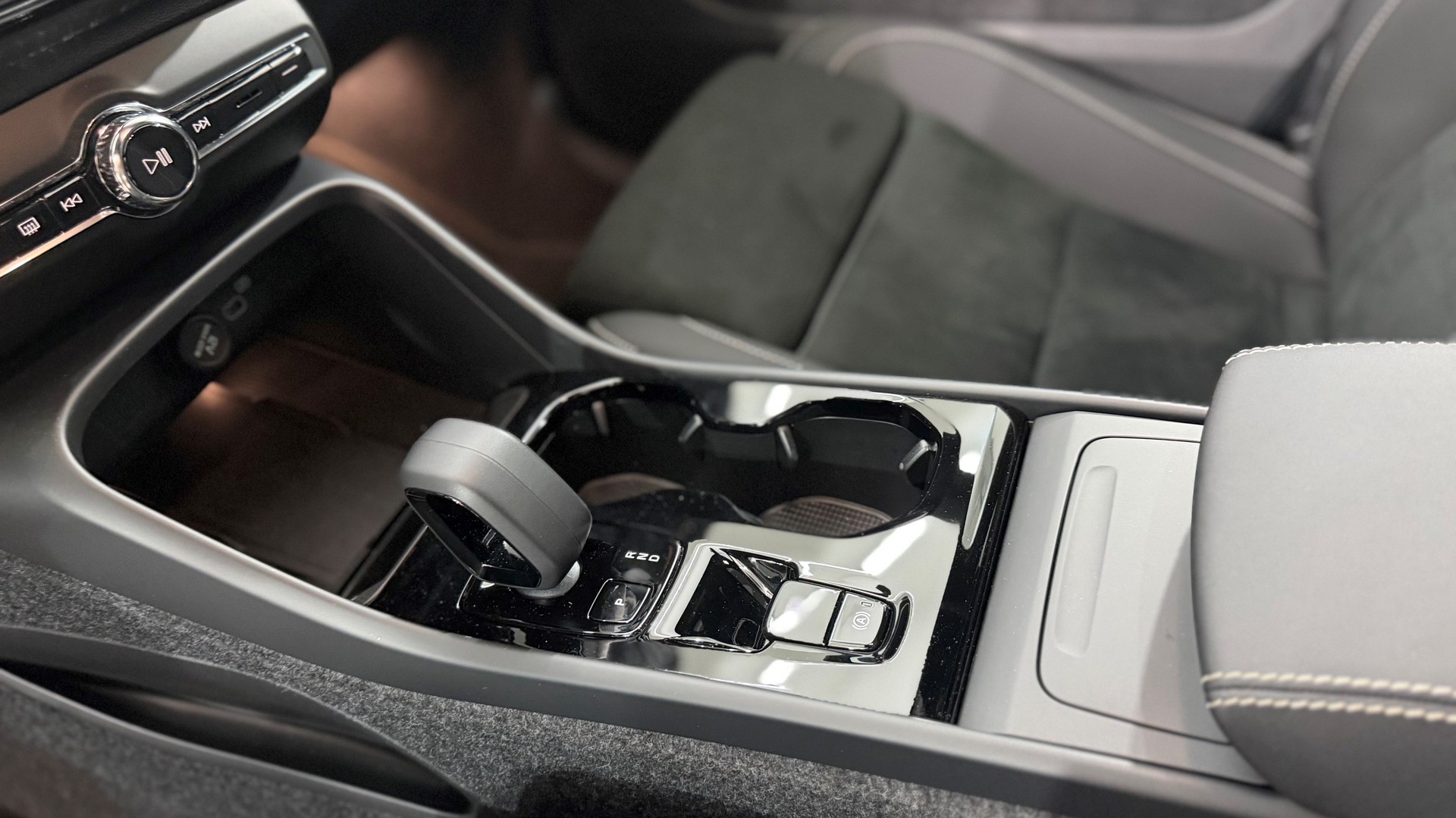 VOLVO XC40 2.0 B4 MH Black Edition-image-14