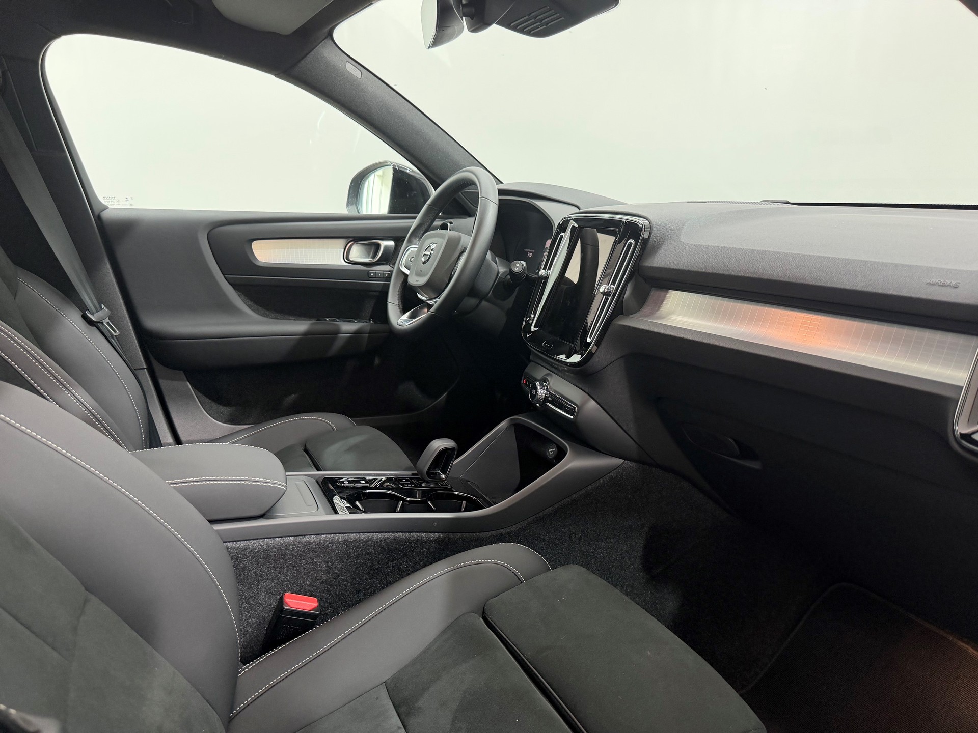 VOLVO XC40 2.0 B4 MH Black Edition-image-4