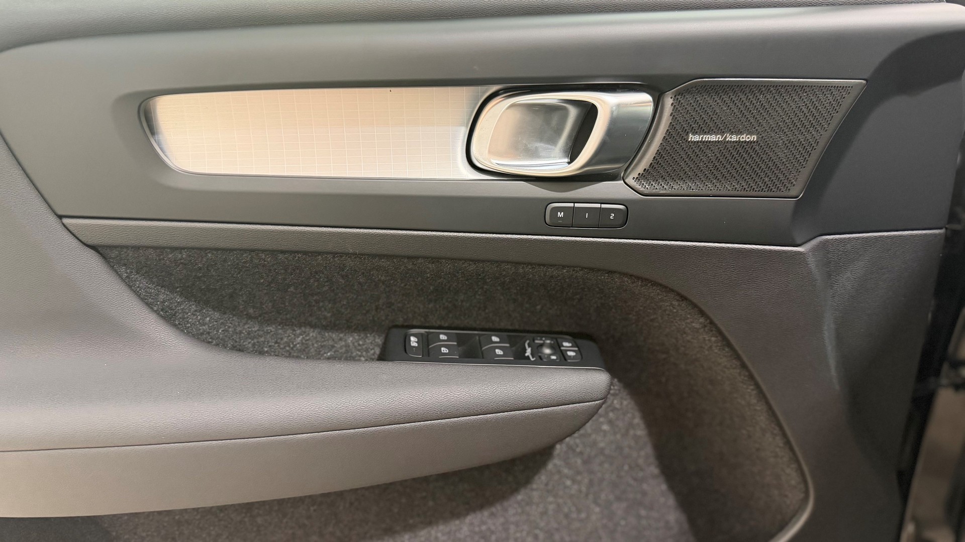 VOLVO XC40 2.0 B4 MH Black Edition-image-12