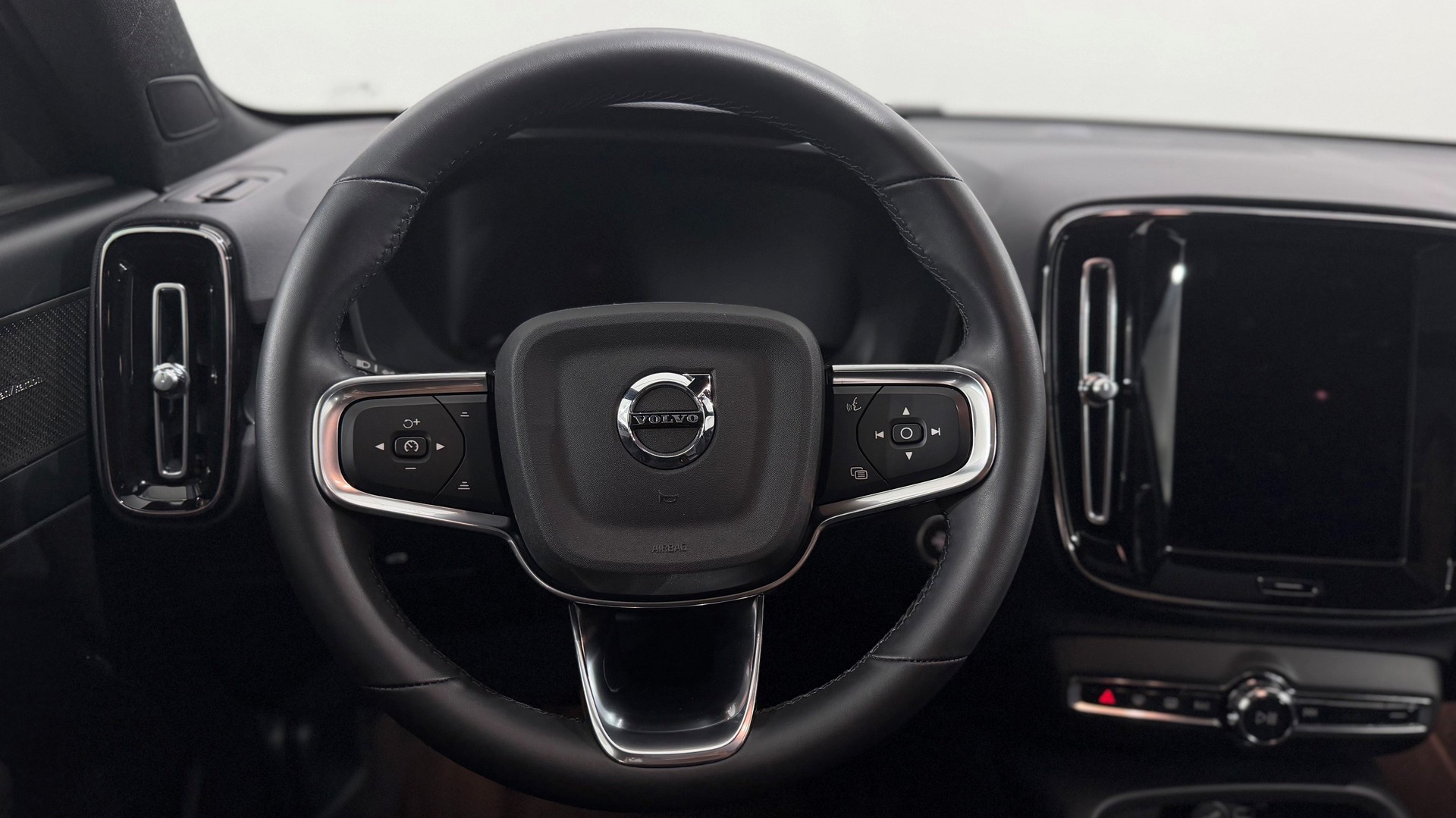 VOLVO XC40 2.0 B4 MH Black Edition-image-9