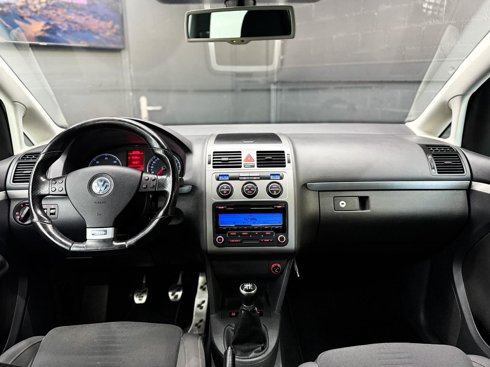 VW Touran 2.0 TDI R-Line-image-9