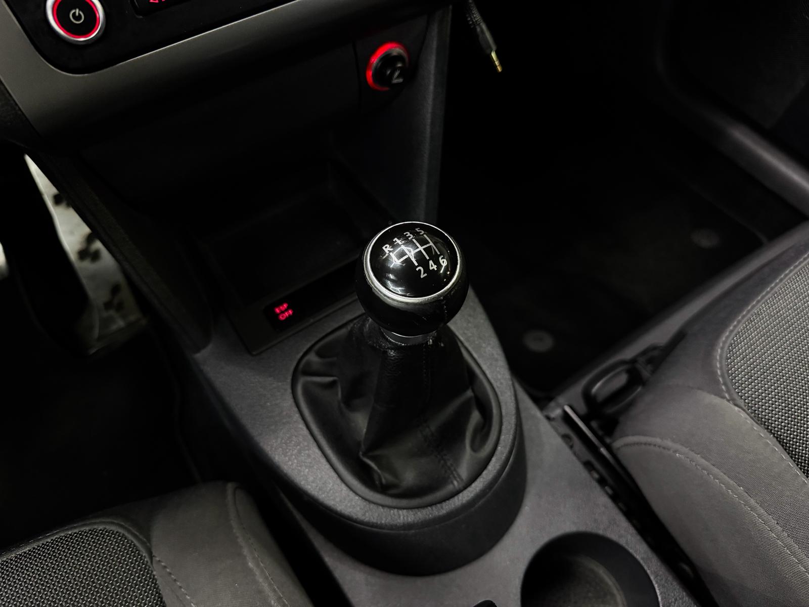 VW Touran 2.0 TDI R-Line-image-16
