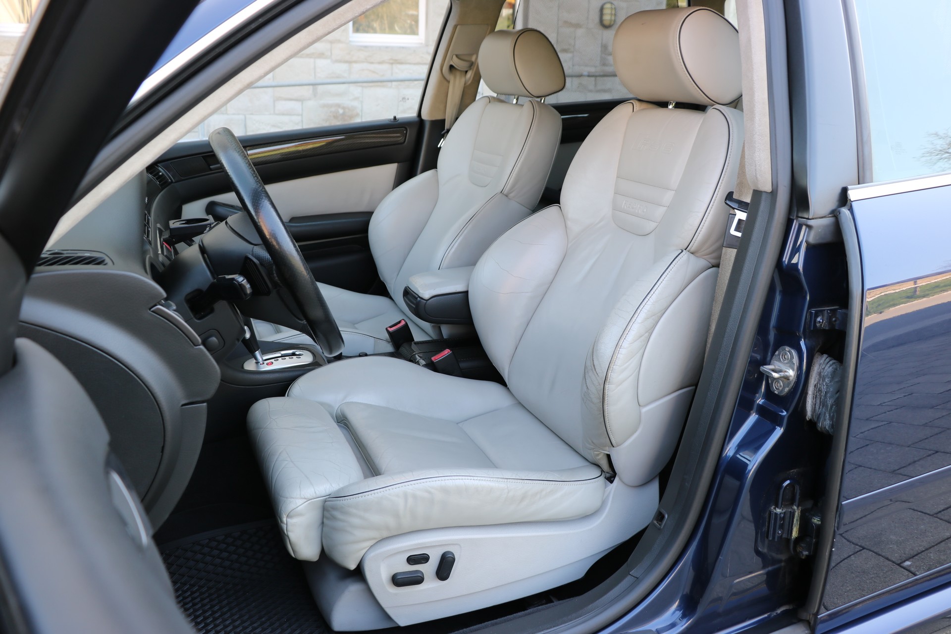 AUDI RS6 Avant quattro tiptronic-image-9