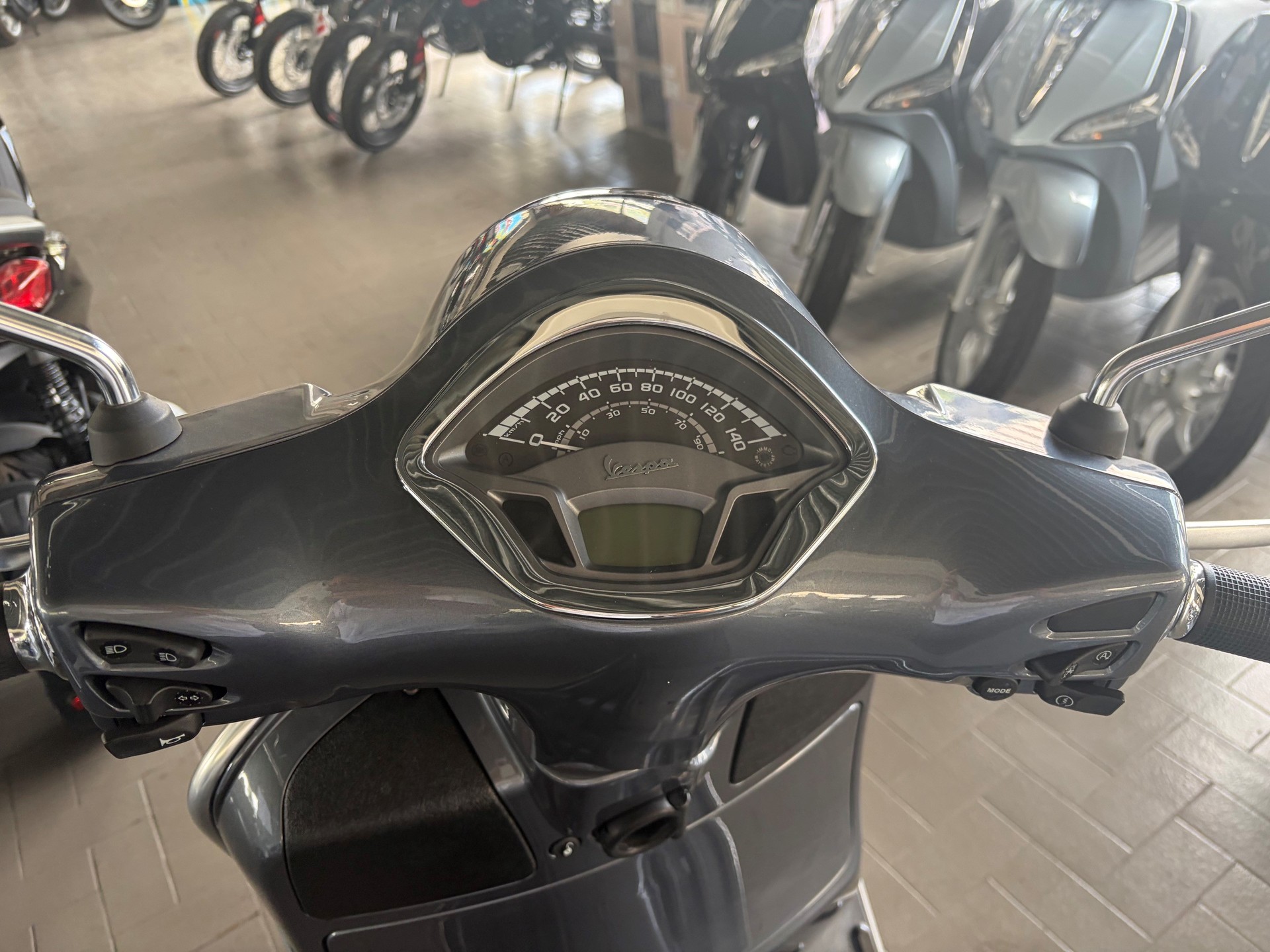 PIAGGIO Vespa GTS 125 ABS-image-4