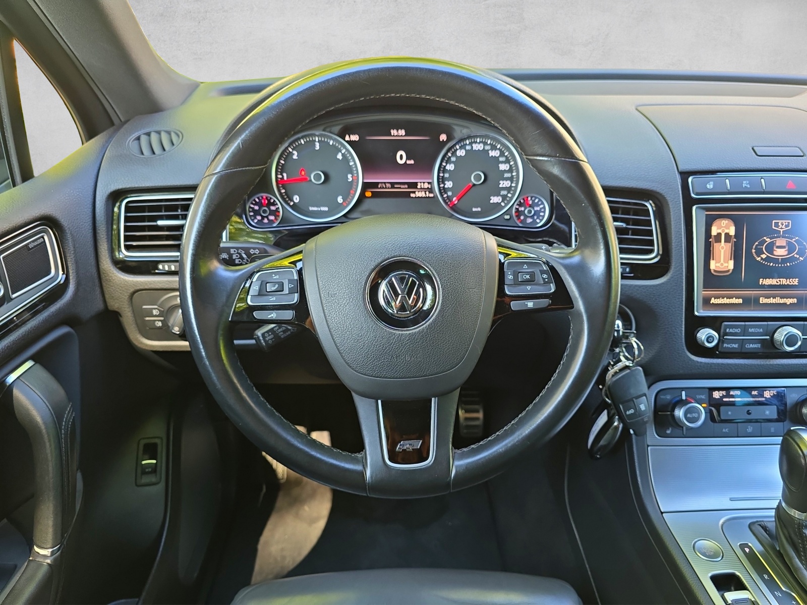 VW Touareg 3.0 TDI R-Line BMT Tiptronic-image-7