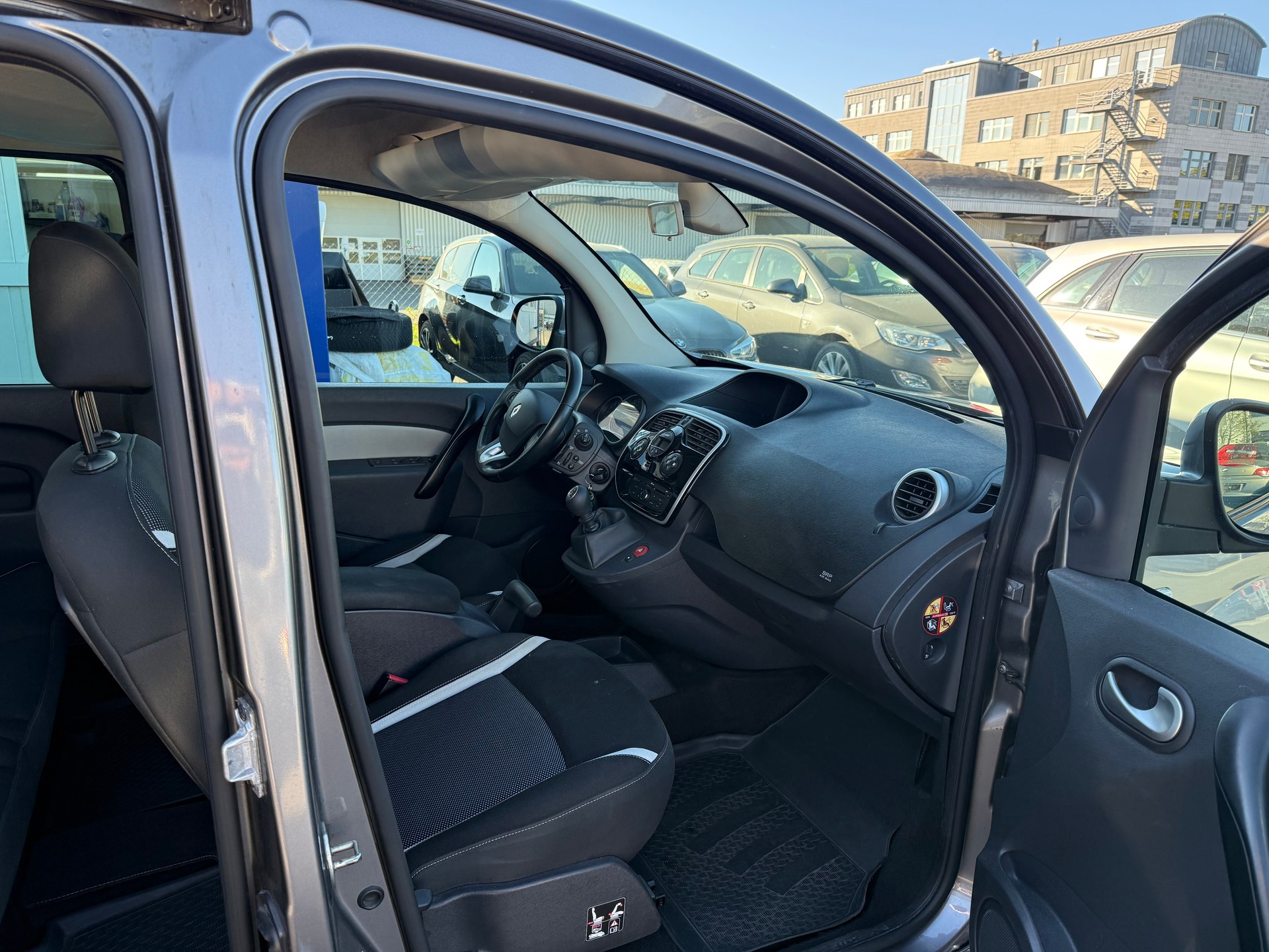 RENAULT Kangoo 1.5 dCi Extrem / Frisch ab MFK & Service / Bremsen neu / 8-fach bereift / Garantie / Navi / PDC-image-7