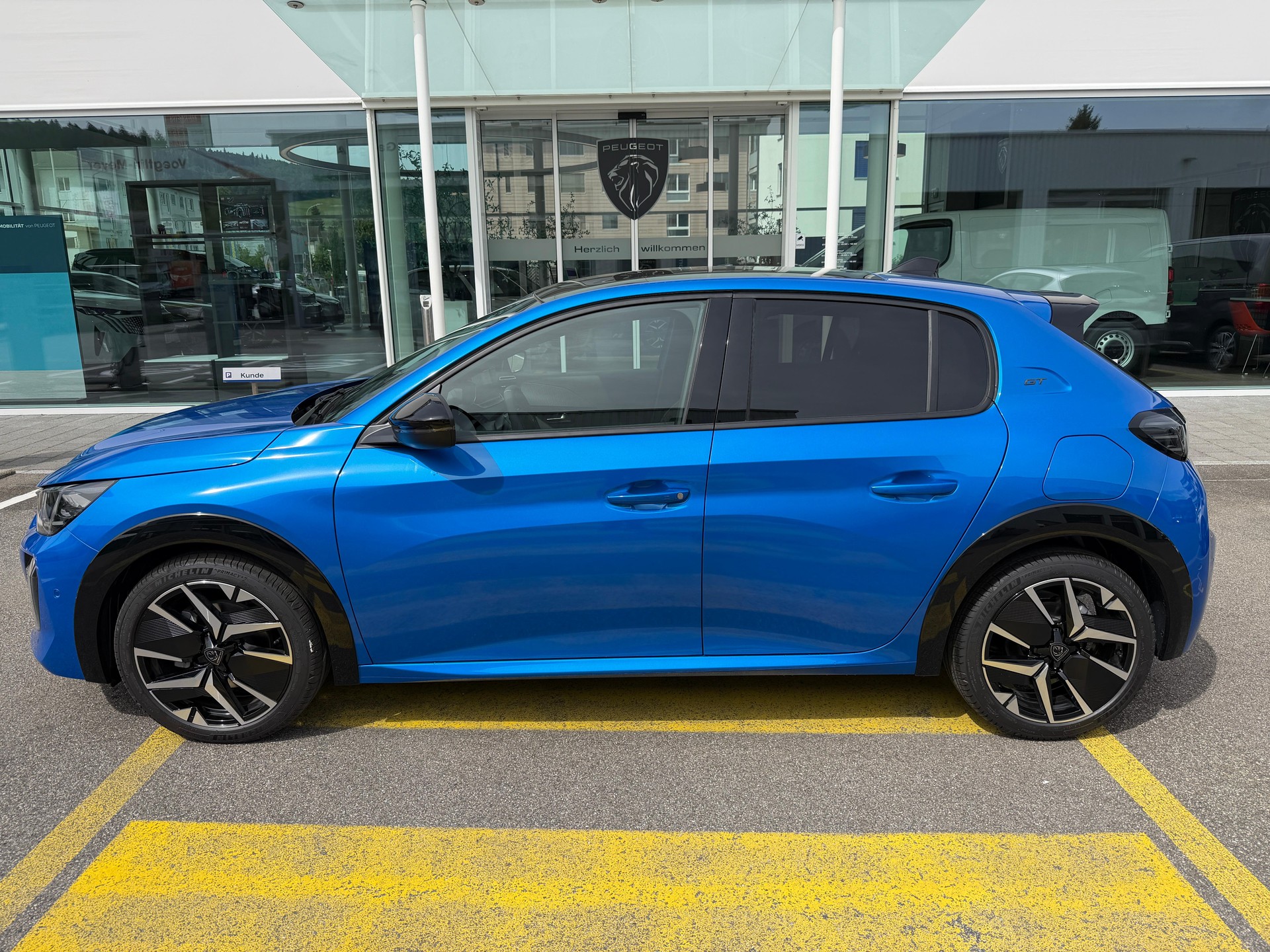 PEUGEOT 208 1.2 Hybrid 145 GT-image-0