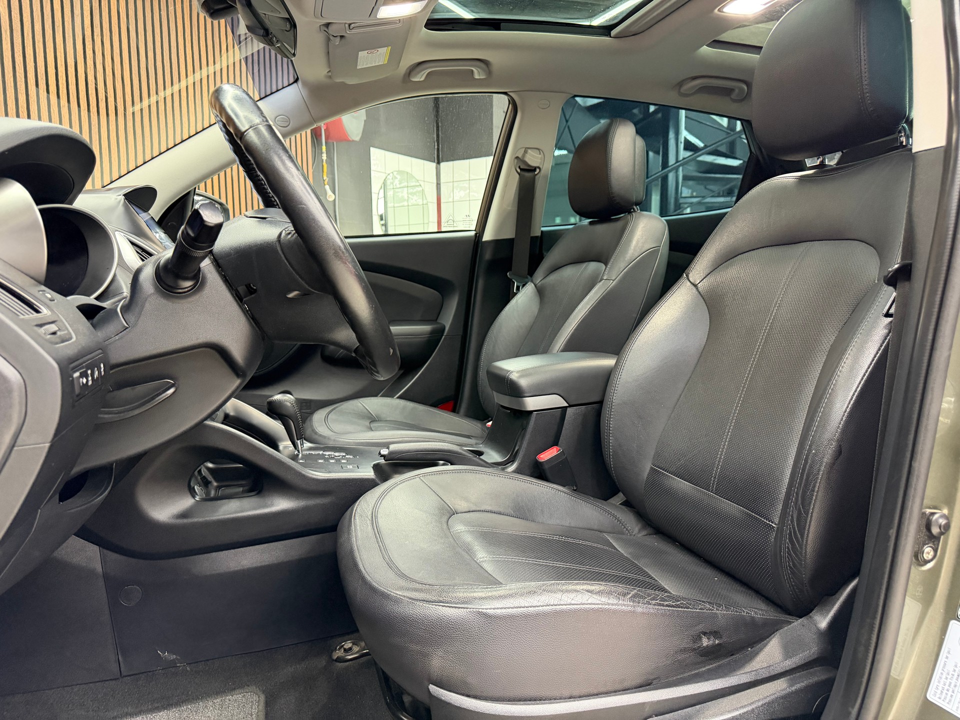 HYUNDAI iX 35 2.0 CRDi Premium 4WD Automatic-image-10